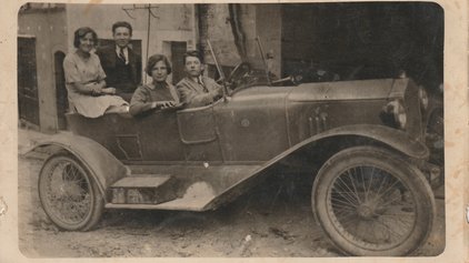 Ancienne voiture à Saint-Christophe Photo d'un groupe de personnes dans une ancienne voiture à Saint-Christophe