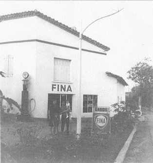 Station essence Fina Photo d'une station essence