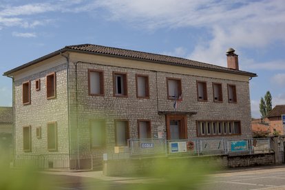 photo représentant l'école et les enfants