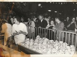 sur cette photo Boissières Yvone qui prépare des sandwich Photo de fête de Molières