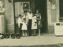Établissement Gilles, Mimi, Josette, Michèle Gilles et les enfants Photo d'un groupe de personne devant un commerce