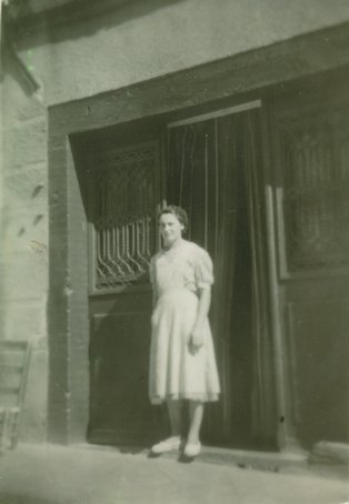 Emma Raynal, née Nougarède Photo d'une femme devant un commerce
