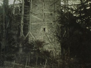 Tour du château, aile gauche du 12ème siècle. Cette tour a été surélevée en 1936-1937 Carole Stadnicki © Pays Midi-Quercy © Conseil Départemental de Tarn-et-Garonne © Inventaire Général Région Occitanie carte_postale_du_chateau_d_espanel_de_la_tour_orientale_en_cours_de_rehaussement_vers_1936