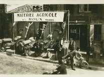 Exposition le jour du Comice Agricole. Le vendeur de matériel agricole, Monsieur Roux fils. Photo d'un stand de matériel agricole