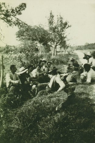 Sainte-Arthémie en 1940, les vendanges Photo d'un groupe de personne