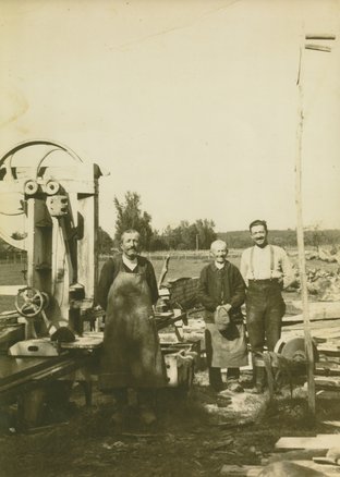 Sainte-Arthémie en 1935, la scierie installée en 1929 photo d'un groupe de personnes à la scierie