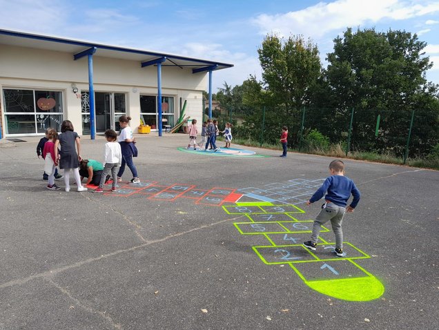 photo représentant l'école et les enfants