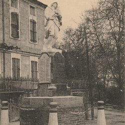 Carte postale du monument aux morts, expédition le 13-09-1923 Carte postale ancienne de la ville de Molières 82