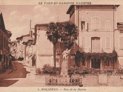 Carte postale de la Place et Rue de la Mairie, expédition le 18-08-1943 Carte postale ancienne de la ville de Molières 82