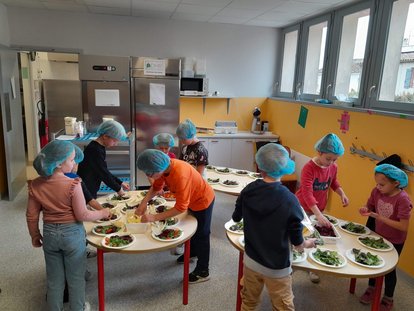 photo représentant l'école et les enfants et la cantine