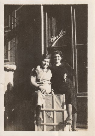 Lafite Georgette devant le magasin de chapeaux Photo de deux femmes devant un commerce