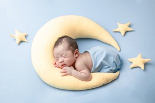 image de bébé sur fond bleu