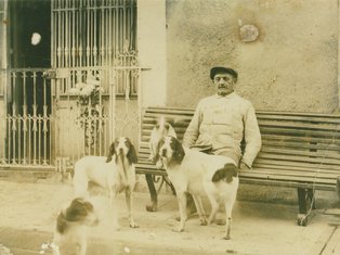 Boucherie Clavieres : Marcel Pécharman, le boucher et ses chiens. Son frère qui l'aidait à la boucherie a eu deux filles, Aline et Irène. Aline a épousé Emile Clavières Photo d'une boucherie