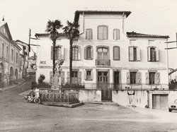 Place de la Mairie Carte postale ancienne de la ville de Molières 82