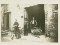 Le réparateur de Matériel agricole M. Roux père et fils et Gabriel Pomarède devant l'atelier. photo d'un groupe d'ouvrier devant une porte