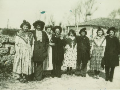 278 Espanel, groupe de théâtre : «plantons la vigne », en 1943. De gauche à droite Palmié Marthe, Loras Françine, Lavergne Cécile, Faurou Madeleine, Rascusséry Odette, Bouniols Pierrette, Fauvel Aimée, Palmié Agnès. Photo d'un groupe de théâtre