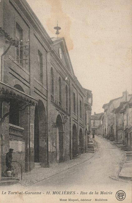 Carte postale de l’actuelle salle de la Pyramide, expédition le 14-06-1912 : ancienne mairie, école et halle Carte postale ancienne de la ville de Molières 82