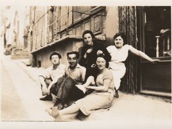 Photo d'un groupe de personnes devant un magasin de chapeaux
