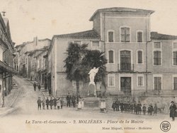 Carte postale de la Place de la Mairie, expédition le 14-10-1922 Carte postale ancienne de la ville de Molières 82