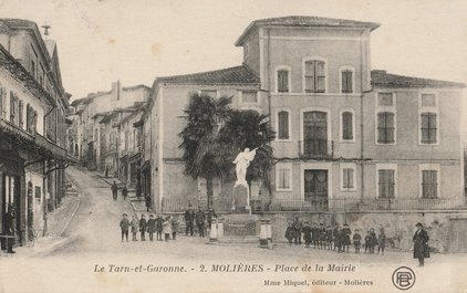 Carte postale de la Place de la Mairie, expédition le 14-10-1922 Carte postale ancienne de la ville de Molières 82