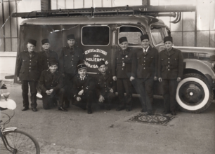 Pompiers début des années 50, debout de gauche à droite : Roger Dupont, Marcel Gisbert, André Bachié, André Bouchaud, René Espagnole et Marc Inard. Accroupis : Roberte Lafite, Raymond Delcasse (Chef de corps), André Caussat,