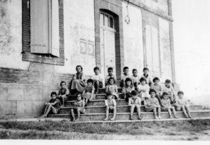 Classe de Saint-Christophe devant l’école Photo d'écoliers