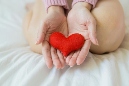 photo de mains avec un coeur à l'intérieur 